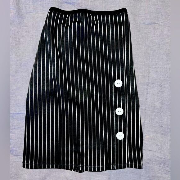 3 FOR $15 🙌🏼 XS/S Black and White Pinstriped Mini Skirt Open Cut Out Back Sexy - Picture 1 of 2